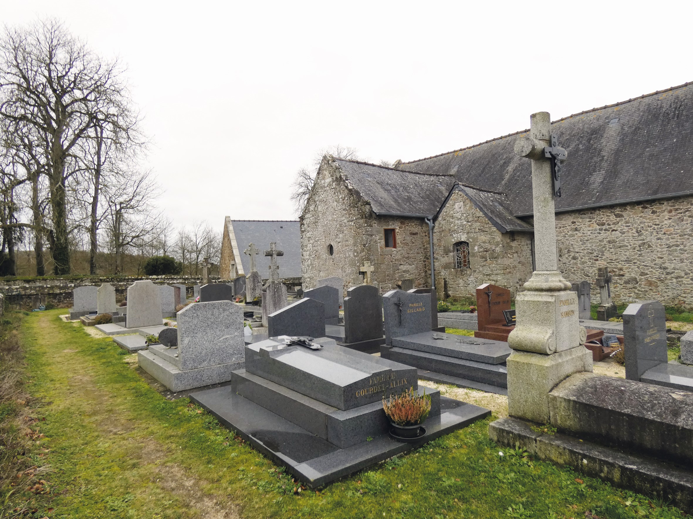 Liste de photographies du cimetière Fiche de présentation de Cimetière de Tressaint - Informations et services en ligne - Portail funéraire Citoyen Ville de Lanvallay Ville de Lanvallay