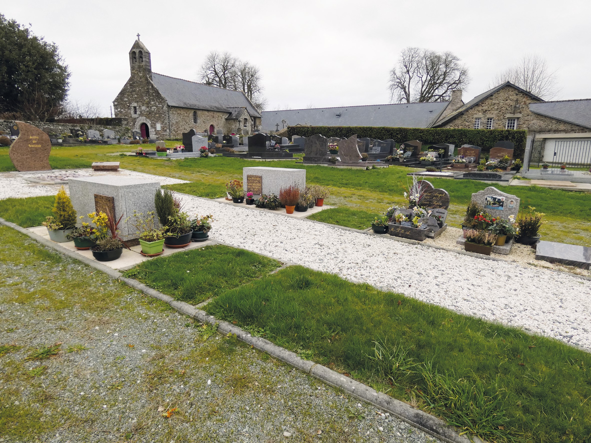 Liste de photographies du cimetière Fiche de présentation de Ancien Cimetière - Informations et services en ligne - Portail funéraire Citoyen Ville de Lanvallay Ville de Lanvallay