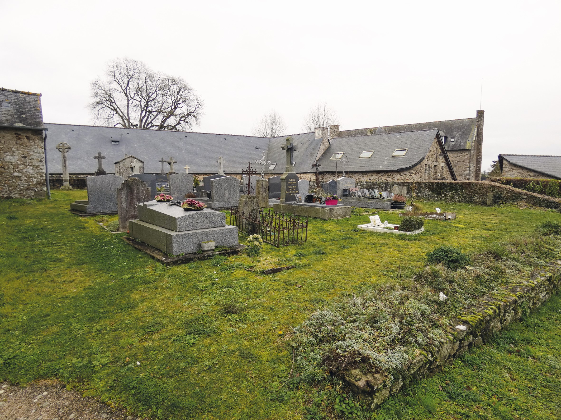 Liste de photographies du cimetière Fiche de présentation de Cimetière de Tressaint - Informations et services en ligne - Portail funéraire Citoyen Ville de Lanvallay Ville de Lanvallay