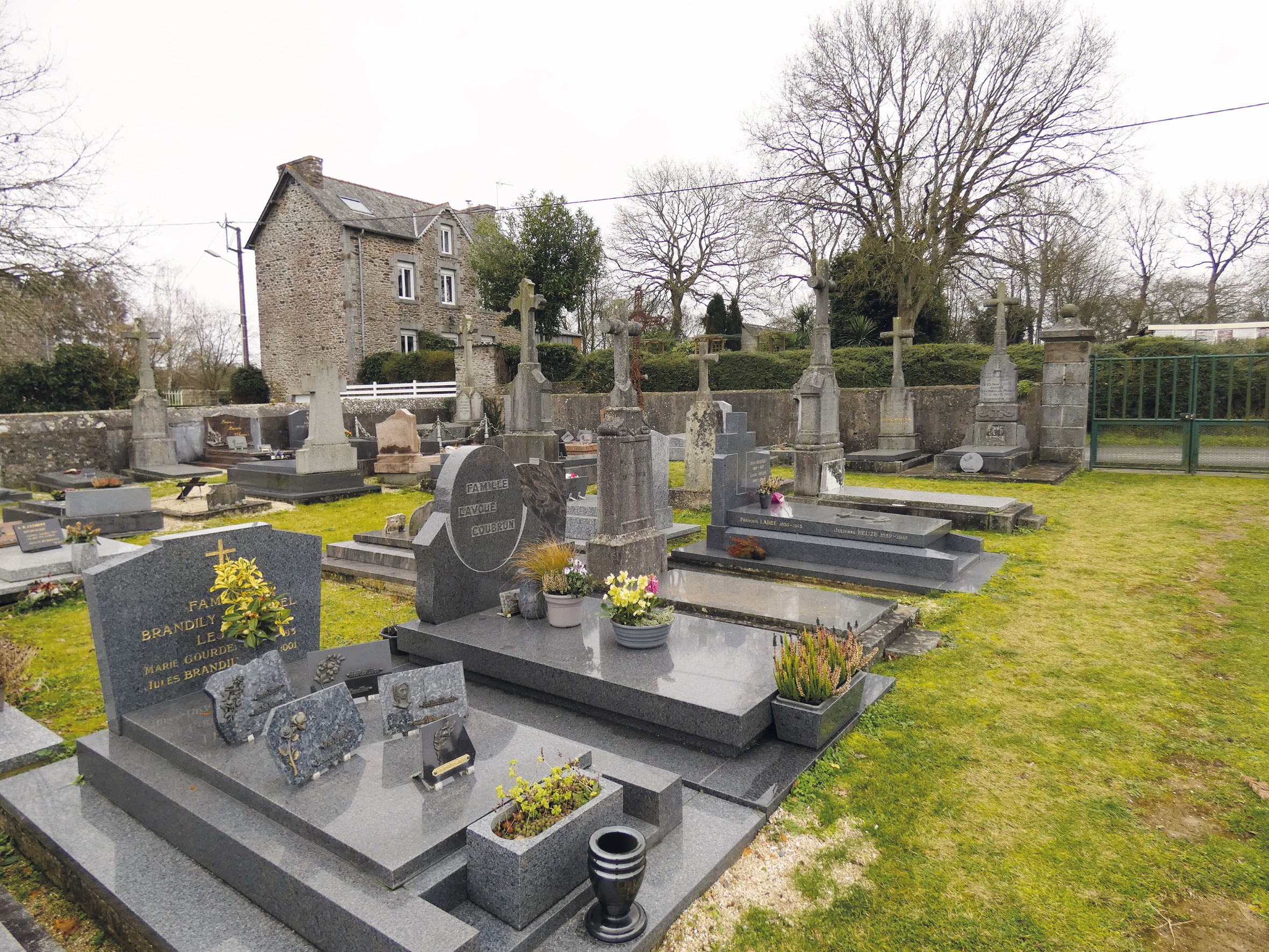 Liste de photographies du cimetière Fiche de présentation de Cimetière de Saint-Solen - Informations et services en ligne - Portail funéraire Citoyen Ville de Lanvallay Ville de Lanvallay